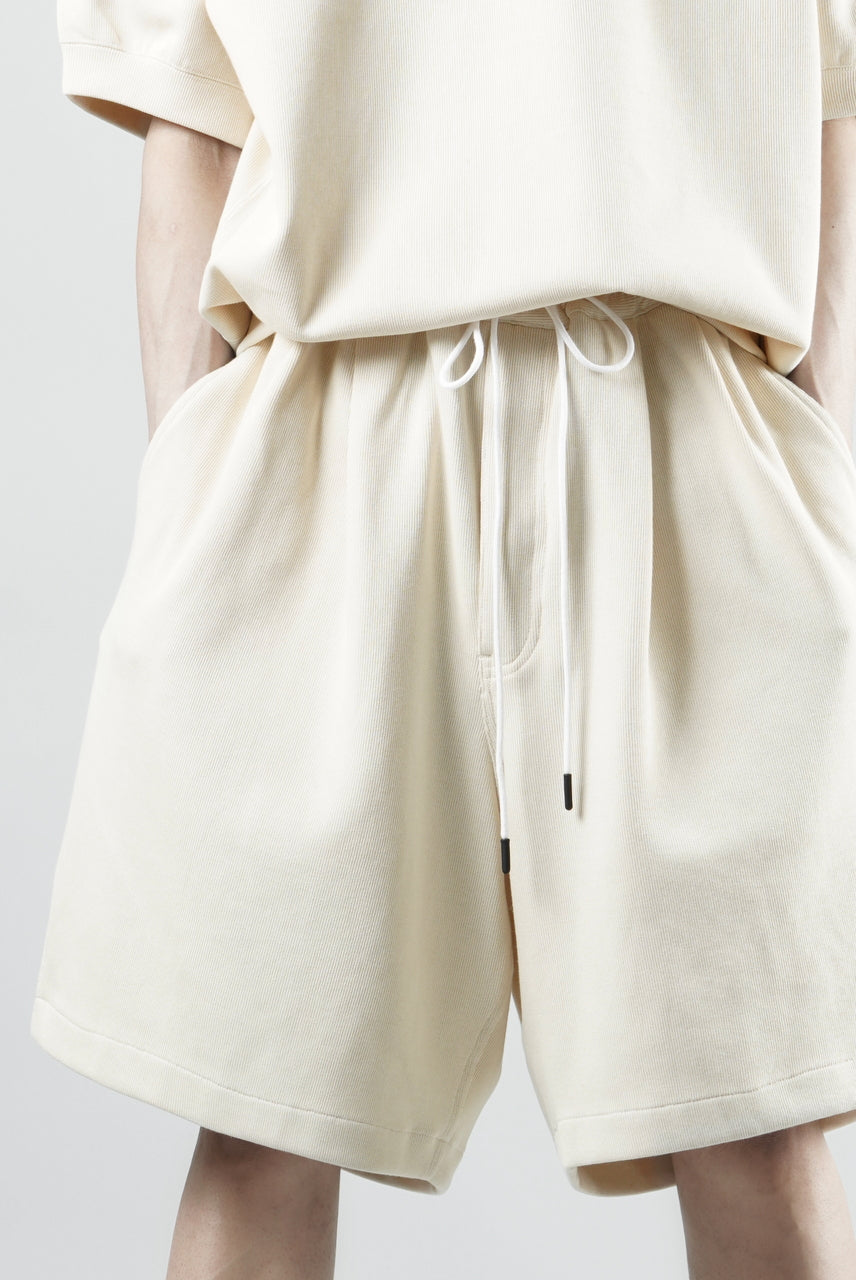 Load image into Gallery viewer, N/07 2 TUCKS EASY SHORTS / RIBBED CARDBOARD KNIT JERSEY (LIGHT BEIGE)