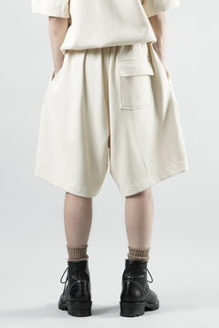 Load image into Gallery viewer, N/07 2 TUCKS EASY SHORTS / RIBBED CARDBOARD KNIT JERSEY (LIGHT BEIGE)