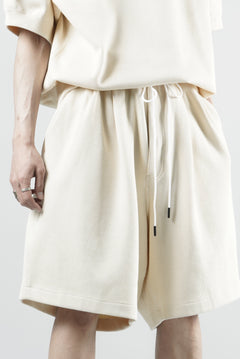 Load image into Gallery viewer, N/07 2 TUCKS EASY SHORTS / RIBBED CARDBOARD KNIT JERSEY (LIGHT BEIGE)