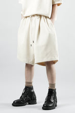 Load image into Gallery viewer, N/07 2 TUCKS EASY SHORTS / RIBBED CARDBOARD KNIT JERSEY (LIGHT BEIGE)