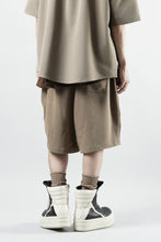 Load image into Gallery viewer, N/07 2 TUCKS EASY SHORTS / RIBBED CARDBOARD KNIT JERSEY (SAND)