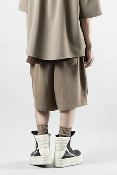Load image into Gallery viewer, N/07 2 TUCKS EASY SHORTS / RIBBED CARDBOARD KNIT JERSEY (SAND)