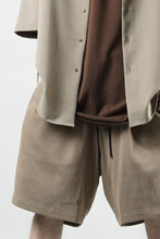 Load image into Gallery viewer, N/07 2 TUCKS EASY SHORTS / RIBBED CARDBOARD KNIT JERSEY (SAND)