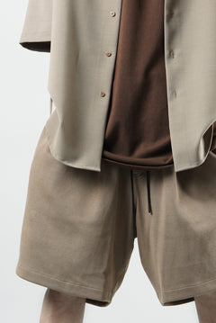 Load image into Gallery viewer, N/07 2 TUCKS EASY SHORTS / RIBBED CARDBOARD KNIT JERSEY (SAND)