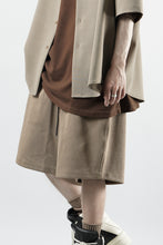 Load image into Gallery viewer, N/07 2 TUCKS EASY SHORTS / RIBBED CARDBOARD KNIT JERSEY (SAND)