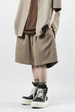 Load image into Gallery viewer, N/07 2 TUCKS EASY SHORTS / RIBBED CARDBOARD KNIT JERSEY (SAND)