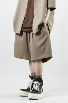 Load image into Gallery viewer, N/07 2 TUCKS EASY SHORTS / RIBBED CARDBOARD KNIT JERSEY (SAND)