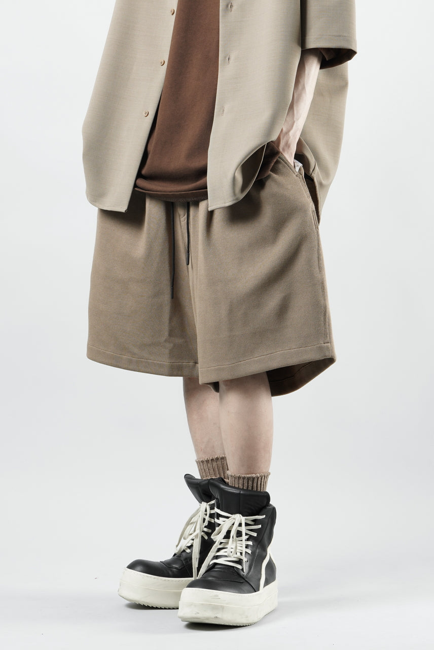Load image into Gallery viewer, N/07 2 TUCKS EASY SHORTS / RIBBED CARDBOARD KNIT JERSEY (SAND)