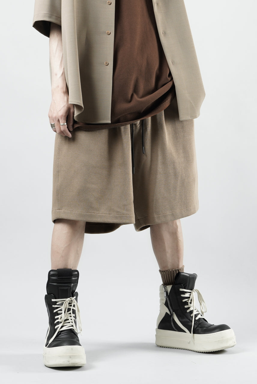 Load image into Gallery viewer, N/07 2 TUCKS EASY SHORTS / RIBBED CARDBOARD KNIT JERSEY (SAND)