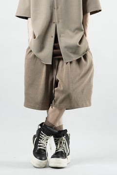 Load image into Gallery viewer, N/07 2 TUCKS EASY SHORTS / RIBBED CARDBOARD KNIT JERSEY (SAND)