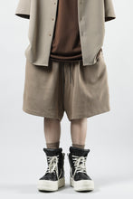 Load image into Gallery viewer, N/07 2 TUCKS EASY SHORTS / RIBBED CARDBOARD KNIT JERSEY (SAND)