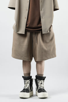 Load image into Gallery viewer, N/07 2 TUCKS EASY SHORTS / RIBBED CARDBOARD KNIT JERSEY (SAND)