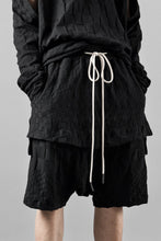 画像をギャラリービューアに読み込む, A.F ARTEFACT GRADIENT PLAID PATTERN LAYERED SHORTS (BLACK)