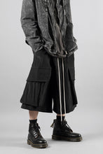 画像をギャラリービューアに読み込む, A.F ARTEFACT VOLUME WRAP CARGO SHORTS (BLACK)