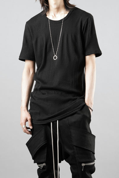 A.F ARTEFACT DEFORMED STRIPE PATTERN SLIM TEE (BLACK)