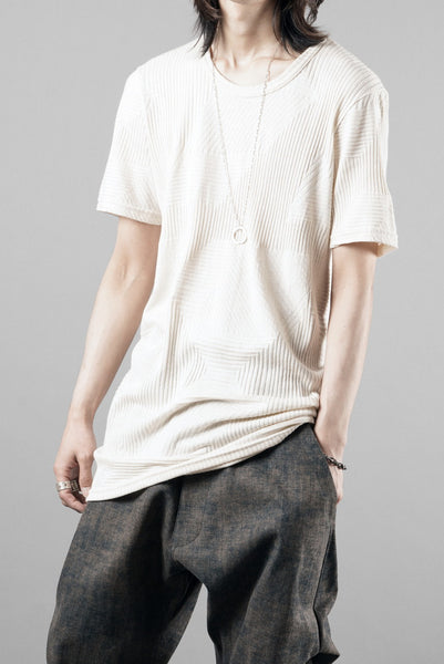 A.F ARTEFACT DEFORMED STRIPE PATTERN SLIM TEE (CREAM)