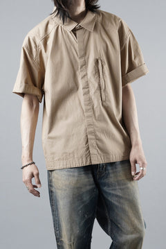 Load image into Gallery viewer, entire studios ZIP POCKET SHORT SLEEVE SHIRT (CAMEL)