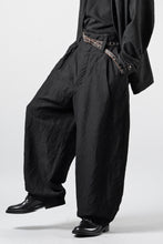 画像をギャラリービューアに読み込む, KLASICA "GL GOSSE-NN" RE DESIGNED BARREL TROUSERS / "NANAKO" WOVEN OXFORD (BLACK)