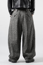 画像をギャラリービューアに読み込む, KLASICA "GL GOSSE-HS" RE DESIGNED BARREL TROUSERS / SOAKED HOMESPUN TWEED (GRAVEL)