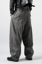 画像をギャラリービューアに読み込む, KLASICA "GL GOSSE-HS" RE DESIGNED BARREL TROUSERS / SOAKED HOMESPUN TWEED (GRAVEL)