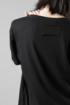 Load image into Gallery viewer, KLASICA "DEGREE 10" TORSION SEEM REGULAR FIT TEE / HIGH TWISTED COTTON DRY JERSEY (BLACK)
