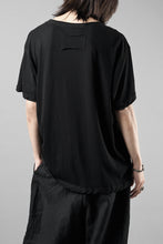 Load image into Gallery viewer, KLASICA "DEGREE 10" TORSION SEEM REGULAR FIT TEE / HIGH TWISTED COTTON DRY JERSEY (BLACK)