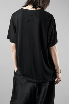 Load image into Gallery viewer, KLASICA "DEGREE 10" TORSION SEEM REGULAR FIT TEE / HIGH TWISTED COTTON DRY JERSEY (BLACK)