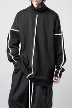 画像をギャラリービューアに読み込む, OBLADI HIGH NECK DROP SHOULDER T-SHIRT WITH BEIGE OVERLOCK STITCHING (BLACK)