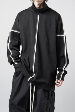 画像をギャラリービューアに読み込む, OBLADI HIGH NECK DROP SHOULDER T-SHIRT WITH BEIGE OVERLOCK STITCHING (BLACK)