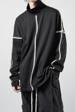 画像をギャラリービューアに読み込む, OBLADI HIGH NECK DROP SHOULDER T-SHIRT WITH BEIGE OVERLOCK STITCHING (BLACK)