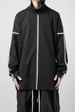 画像をギャラリービューアに読み込む, OBLADI HIGH NECK DROP SHOULDER T-SHIRT WITH BEIGE OVERLOCK STITCHING (BLACK)