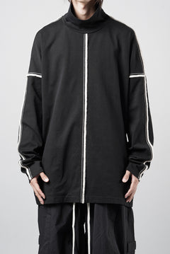 画像をギャラリービューアに読み込む, OBLADI HIGH NECK DROP SHOULDER T-SHIRT WITH BEIGE OVERLOCK STITCHING (BLACK)