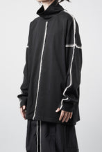 画像をギャラリービューアに読み込む, OBLADI HIGH NECK DROP SHOULDER T-SHIRT WITH BEIGE OVERLOCK STITCHING (BLACK)