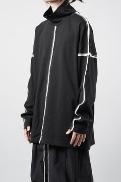 画像をギャラリービューアに読み込む, OBLADI HIGH NECK DROP SHOULDER T-SHIRT WITH BEIGE OVERLOCK STITCHING (BLACK)