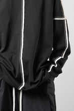 画像をギャラリービューアに読み込む, OBLADI HIGH NECK DROP SHOULDER T-SHIRT WITH BEIGE OVERLOCK STITCHING (BLACK)