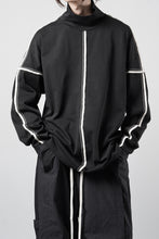 画像をギャラリービューアに読み込む, OBLADI HIGH NECK DROP SHOULDER T-SHIRT WITH BEIGE OVERLOCK STITCHING (BLACK)