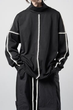 画像をギャラリービューアに読み込む, OBLADI HIGH NECK DROP SHOULDER T-SHIRT WITH BEIGE OVERLOCK STITCHING (BLACK)