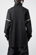 画像をギャラリービューアに読み込む, OBLADI HIGH NECK DROP SHOULDER T-SHIRT WITH BEIGE OVERLOCK STITCHING (BLACK)