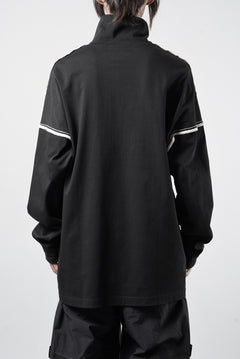 画像をギャラリービューアに読み込む, OBLADI HIGH NECK DROP SHOULDER T-SHIRT WITH BEIGE OVERLOCK STITCHING (BLACK)