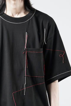 画像をギャラリービューアに読み込む, OBLADI RED AND BEIGE STITCHES POCKET ON BLACK T-SHIRT (BLACK)