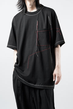 画像をギャラリービューアに読み込む, OBLADI RED AND BEIGE STITCHES POCKET ON BLACK T-SHIRT (BLACK)