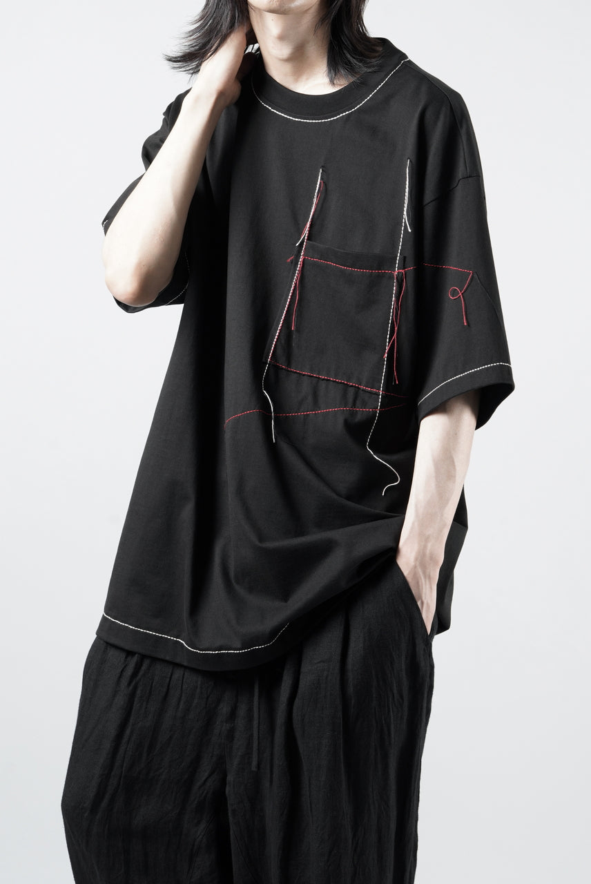 画像をギャラリービューアに読み込む, OBLADI RED AND BEIGE STITCHES POCKET ON BLACK T-SHIRT (BLACK)