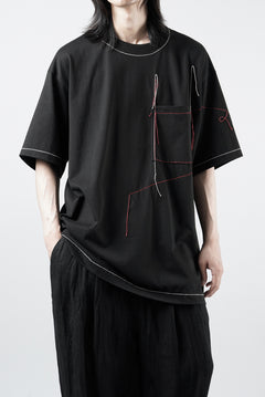 画像をギャラリービューアに読み込む, OBLADI RED AND BEIGE STITCHES POCKET ON BLACK T-SHIRT (BLACK)