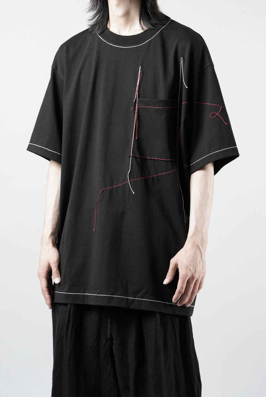 画像をギャラリービューアに読み込む, OBLADI RED AND BEIGE STITCHES POCKET ON BLACK T-SHIRT (BLACK)