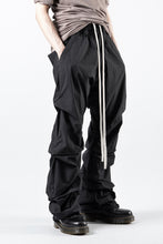 画像をギャラリービューアに読み込む, A.F ARTEFACT TUCK BAGGY PANTS / TYPEWRITER COTTON CLOTH (BLACK)
