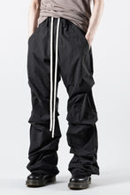 画像をギャラリービューアに読み込む, A.F ARTEFACT TUCK BAGGY PANTS / TYPEWRITER COTTON CLOTH (BLACK)