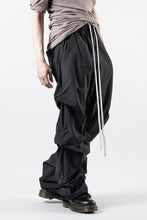 画像をギャラリービューアに読み込む, A.F ARTEFACT TUCK BAGGY PANTS / TYPEWRITER COTTON CLOTH (BLACK)