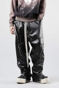画像をギャラリービューアに読み込む, A.F ARTEFACT ZIPPER CARGO PANTS / LUSTROUS COATED WOVEN (BLACK)