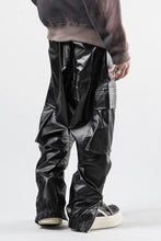 画像をギャラリービューアに読み込む, A.F ARTEFACT ZIPPER CARGO PANTS / LUSTROUS COATED WOVEN (BLACK)