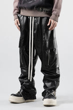 画像をギャラリービューアに読み込む, A.F ARTEFACT ZIPPER CARGO PANTS / LUSTROUS COATED WOVEN (BLACK)